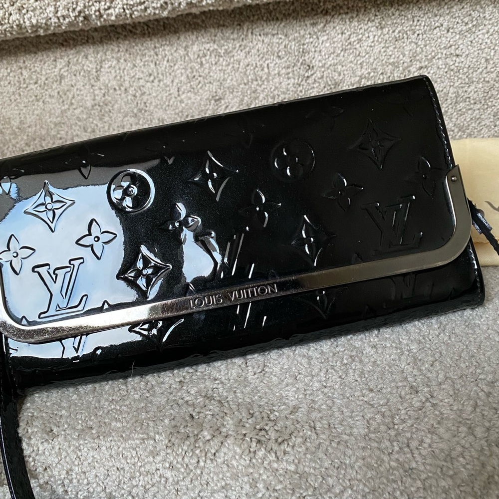 HOLD. Louis Vuitton vernis clutch with strap - Picture 5 of 12